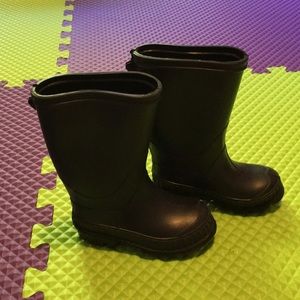 Rubber rain boots, size 6 but looks like a size 5